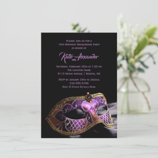 Invitation Fête de Mascarade Élégante Noir Violet Sweet 16 (Debout devant)