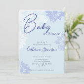 Invitation Fête de naissance bébé en fleurs moderne bleu (Debout devant)