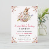 Invitation Fête de naissance de lapin de fleurs de printemps  (Debout devant)