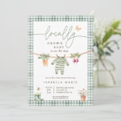 Invitation Fête de Naissance Rustique et Locale pour Bébé de (Debout devant)