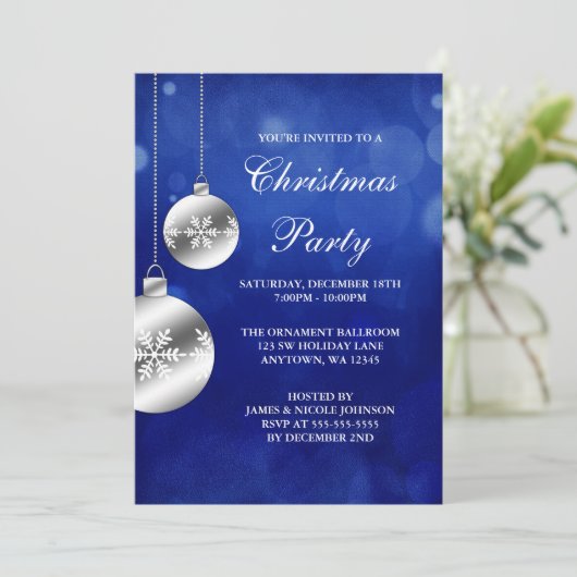 Invitation Fête de Noël des Ornements d'argent du Blue Bokeh (Debout devant)