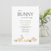 Invitation Fête de Pâques de printemps pour bébé Somebunny (Debout devant)