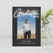 Invitation Fête de remise de diplômes en néon noir et blanc (Debout devant)