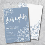 Invitation Fête des 80 ans de Eighty Blue<br><div class="desc">Carton d'invitation pour 80e anniversaire Dusty Blue. Une invitation à une fête d'anniversaire élégante et amusante pour les jeunes d'esprit avec des fleurs bleues claires et blanches. Un motif floral ludique encadre une typographie script "elle a quatre-vingts ans" mélangée à une police serif plus classique. Célébrez quatre-vingts ans de vie...</div>