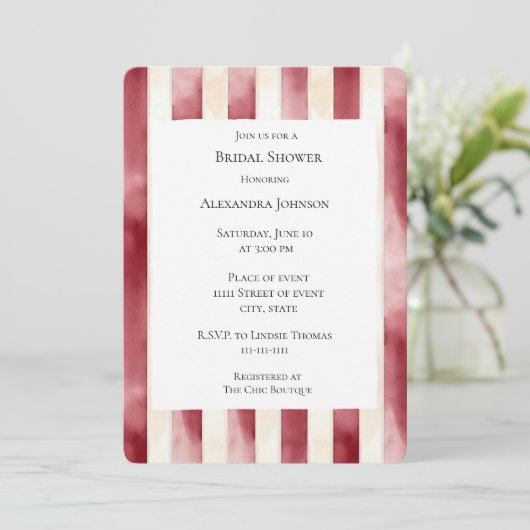 Invitation Fête des mariées à rayures de crème bordeaux (Debout devant)