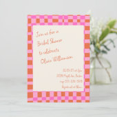 Invitation Fête des mariées amusante de script À damiers rose (Debout devant)
