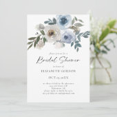 Invitation Fête des mariées bleue Dusty Floral Élégant Script (Debout devant)