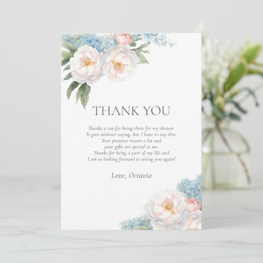 Invitation Fête des mariées classique Fleurs bleues douces et (Debout devant)