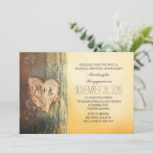 Invitation Fête des mariées d'arbre cardiaque sculpté rustiqu (Debout devant)