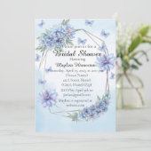 Invitation Fête des mariées de fleurs bleues et papillons (Debout devant)