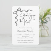 Invitation Fête des mariées de script moderne Elle noue le no (Debout devant)