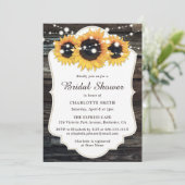 Invitation Fête des mariées de tournesol rustique en bois (Debout devant)
