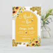 Invitation Fête des mariées d'été de tournesol à abeilles (Debout devant)