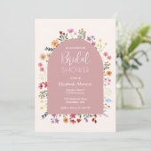Invitation Fête des mariées en arc rose Pastel Fleur sauvage  (Debout devant)