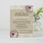 Invitation Fête des mariées en dentelle et marguerite rose (Debout devant)