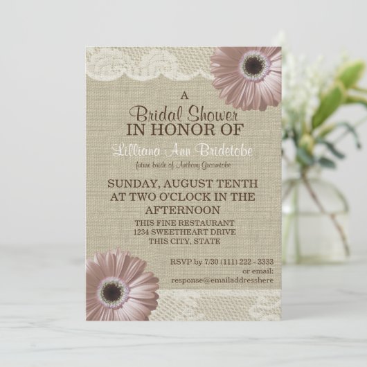 Invitation Fête des mariées en dentelle et marguerite rose (Debout devant)