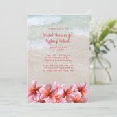 Invitation Fête des mariées Plage de sable rose Plumeria (Debout devant)