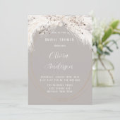 Invitation Fête des mariées Plumes florales blanches gris bei (Debout devant)