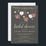 Invitation Fête des mariées Rustic Folk Art Hearts<br><div class="desc">Belle invitation à la douche nuptiale rustique pour Noël ou mariage d'hiver. Coeurs rouges et blancs ornés de flocons dorés accrochés à une branche de vigne. Le design est sur un arrière - plan noir dépoussiéré de minuscules flocons de neige. Le texte en or fournit l'information sur la douche nuptiale...</div>