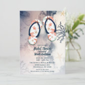 Invitation Fête des mariées Tropical Beach Coral Flip Flops (Debout devant)