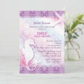 Invitation Fête des mariées violet de l'hippocampe de plage (Debout devant)