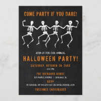 Fête d'Halloween Skeletons dansant sur un damier