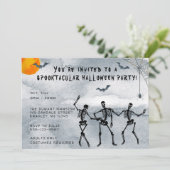 Invitation Fête d'Halloween Spooktacular des squelettes (Debout devant)