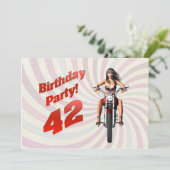 Invitation Fête du 42e anniversaire avec une fille sur une mo (Debout devant)