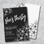 Invitation Fête élégante d'anniversaire 30 ans en noir et bla<br><div class="desc">Carton d'invitation élégant pour un 30e anniversaire avec motif floral noir et blanc. Un carton d'invitation pour un 50e anniversaire amusant mais élégant avec des fleurs noires et blanches féminines pour les jeunes dans l'âme. Un motif floral ludique encadre une typographie script "elle a trente ans" mélangée à une police...</div>