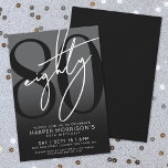 Invitation Fête élégante de 80 ans en noir<br><div class="desc">Célébrez quatre-vingts ans avec style grâce à cette invitation moderne noire et grise pour un 80e anniversaire. Le design présente un grand "80" noir sur la majeure partie de la carte, avec un "Quatre-vingts" blanc écrit à la main en surimpression pour un look audacieux et contemporain. Le fond gris crée...</div>