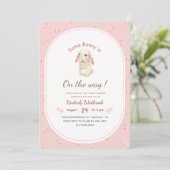 Invitation Fête Élégante de Naissance de Lapin Bébé Mignon (Debout devant)