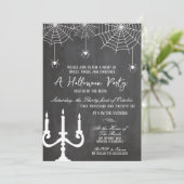 Invitation Fête Halloween avec araignées sur tableau noir bla (Debout devant)