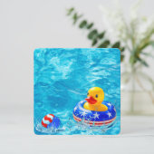 Invitation Fête patriotique au bord de la piscine avec un can (Debout devant)