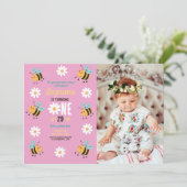 Invitation Fête Photo d'anniversaire de l'abeille Daisy rose (Debout devant)