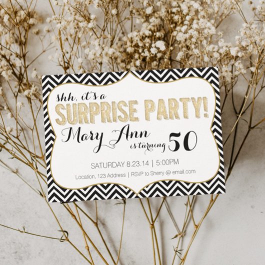 Invitation Fête surprise Chevron noir et or