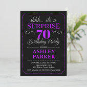 Invitation Fête surprise pour 70 ans - Noir Violet (Debout devant)