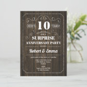 Invitation Fête surprise pour les 10 ans - Bois rustique (Debout devant)