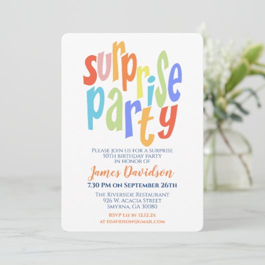 Invitation Fête Surprise Typographie Moderne (Debout devant)