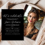 Invitation Fêtons l'anniversaire minimaliste de la photo noir<br><div class="desc">Célébrez 30 ans de style avec un script minimaliste Invitation d'anniversaire noir et or! Avec des accents noirs et or élégants, une typographie de script élégante et un design épuré et moderne, cette invitation donne le ton d'une célébration sophistiquée. Parfait pour tous les lieux, des salons chic aux réunions intimes,...</div>