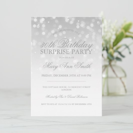 Invitation Feu d'anniversaire de surprise Silver Bokeh Sparkl (Debout devant)