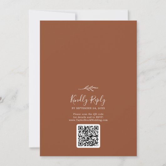 Invitation Feuille minimale | Terracotta Monogram QR Code Mar (Dos)