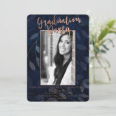 Invitation Feuilles botaniques bleu foncé Fête de fin d'étude (Debout devant)