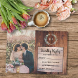 Invitation feuilles rustiques sur monogramme de bois photo Ma<br><div class="desc">Elégante carte RSVP de mariage botanique monogrammée avec votre propre photo. Pour un mariage de printemps, d'été, d'automne ou d'hiver. Aquarelle verte à branche d'olivier sur arrière - plan en bois de grange foncé. Vous pouvez facilement ajouter votre propre photo pour la rendre très personnelle et unique, et ajouter votre...</div>