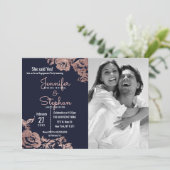 Invitation Fiançailles floral bleu marine et Rose or (Debout devant)