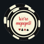 Invitation Fiançailles Mariage de puces de poker blanc noir<br><div class="desc">Éblouissez vos amis et votre famille en leur envoyant ces invitations de fiançailles mariage de puces de poker noir et blanc. Ils attendent avec impatience de se joindre à vous pour cette fête inoubliable !</div>