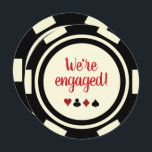 Invitation Fiançailles Mariage de puces de poker blanc noir<br><div class="desc">Éblouissez vos amis et votre famille en leur envoyant ces invitations de fiançailles mariage de puces de poker noir et blanc. Ils attendent avec impatience de se joindre à vous pour cette fête inoubliable !</div>