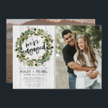 Invitation Fiançailles photo rustique de couronne botanique S<br><div class="desc">Créez la parfaite rustique chic Couples Shower Engagement Party Invitation avec cette 2 photo design en bois blanc, avec votre photo fiançailles verticale sur le devant, et décorée avec une typographie lettrée à la main et une aquarelle botanique verte et une couronne de poupée de coton. Le dos de la...</div>