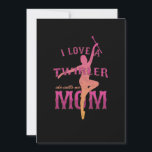 Invitation Fière Maman Twirleuse Majorette Mère J'Aime Une<br><div class="desc">Ce "Fière Maman Twirleuse Majorette Mère J'Aime Une Twirleuse" est le cadeau parfait pour la maman de Twirleuse ou Majorette. Idée de cadeau géniale pour Noël,  Anniversaires et Toutes occasions.</div>