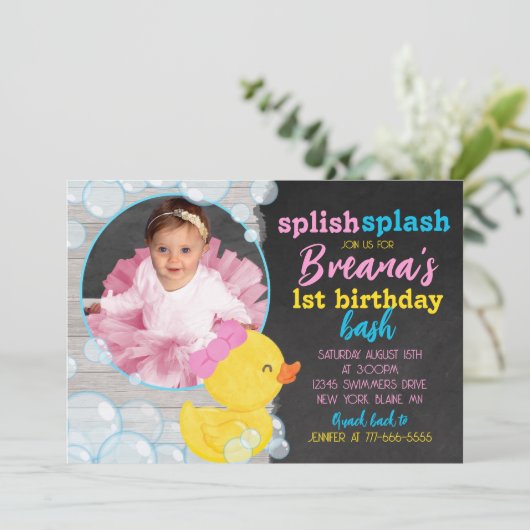 Invitation Fille Canard en Caoutchouc Chalkboard & Pink Photo (Debout devant)