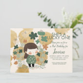 Invitation Fille chanceuse de la Saint-Patrick Shamrock Or (Debout devant)